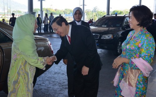 KETUA Menteri sambil ditemani isteri mengiringi keberangkatan pulang Raja Permaisuri Agong di LTABL.  