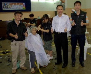 JASON Ong Khan Lee (dua dari kanan) bersama barisan penganjur menunjukkan tanda bagus