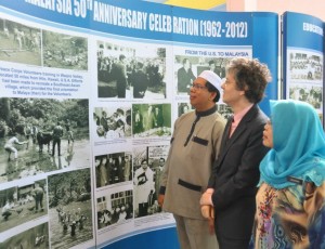 (Dari kanan), SHUKRIAH Yon, Paul A. Brown dan Mohd. Salleh Man memerhatikan bahan- bahan pameran bersempena Kempen Membaca Peringkat Negeri serentak dengan Perayaan Ulang Tahun Ke - 50 Peace Corps Malaysia anjuran PPAPP di sini baru-baru ini.