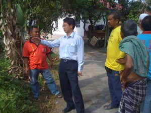LAW Choo Kiang (dua dari kiri) memberi penjelasan kepada para penduduk Kampung Kijang berhubung masalah perparitan yang menyebabkan kejadian banjir kilat di sini.