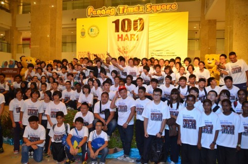 LYDIA Ong Kok Fooi (berjaket hitam) bergambar kenangan bersama-sama barisan atlit pada majlis SUKMA XVI 100 Days Countdown di sini baru-baru ini.  