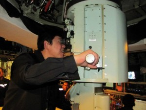 KETUA Menteri mencuba peralatan teropong di dalam kapal selam KD Tun Razak
