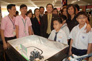KETUA Menteri (bertali leher) bergambar kenang-kenangan bersama guru dan pelajar salah sebuah sekolah yang menyertai Pertandingan Robotik Lego di KDU baru-baru ini.