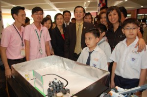 KETUA Menteri (bertali leher) bergambar kenang-kenangan bersama guru dan pelajar salah sebuah sekolah yang menyertai Pertandingan Robotik Lego di KDU baru-baru ini. 