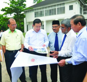 YUSOF Musa (tiga dari kanan), Setiausaha Kerajaan Negeri, Datuk Farizan Darus (kiri sekali) bersama Ketua Menteri dan barisan kepimpinan negeri ketika mengadakan lawatan tapak Kompleks Ibu Pejabat Mahkamah Syariah Negeri Pulau Pinang di sini baru-baru ini.