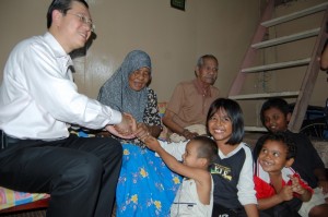 KETUA Menteri bersalam-salaman dengan anak-anak Makcik Nur sambil ditemani pasangan tersebut bersempena lawatan beliau di sini. 