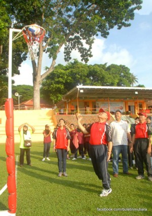 MANSOR Othman berjaya menjaringkan gol sebagai gimik perasmian Kejohanan Bola Jaring Peringkat Negeri Pulau Pinang Piala Datuk Mansor Othman Tahun 2012 di sini baru-baru ini.
