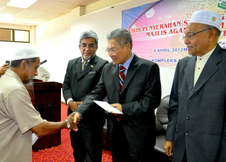 162 siswa P.Pinang terima zakat hampir RM1 juta  Buletin 