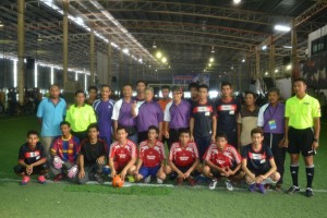 MANSOR Othman (berdiri, tujuh dari kiri) menunjukkan tanda bagus ketika bergambar kenangkenangan bersama pasukan-pasukan yang menyertai Kejohanan Futsal Amal Piala Timbalan Ketua Menteri I Datuk Mansor Haji Othman di sini baru-baru ini. (Gambar ihsan penganjur)