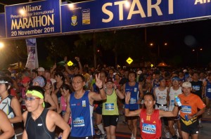 SEBAHAGIAN peserta bersemangat ingin memulakan larian ‘Allianz Penang Bridge International Marathon’.