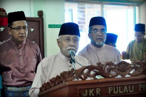 ABDUL Rahman Abbas (tengah) menyampaikan ucapan pengisytiharan perasmian Masj id Jamek as-Soghir sambil ditemani oleh Abdul Halim Hussain (kiri) dan Abdul Malik Abul Kassim (kanan).