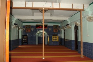 KEADAAN ruang utama masjid yang digantikan dengan alang baru.  