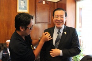 WARTAWAN MalaysiaKini, Low Chia Ming menyematkan riben kuning pada kot Ketua Menteri di DUN di sini baru-baru ini.