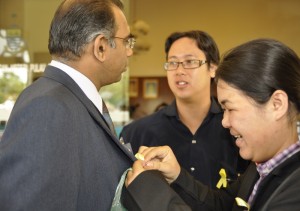 AHLI Jawatankuasa Pertubuhan Wartawan dan Jurugambar Akhbar Cina Pulau Pinang, Law Chan Yee (kanan sekali) menyematkan riben kuning pada baju Ketua Biro The Sun, Himanshu Bhatt.  