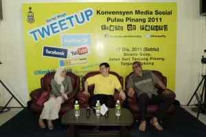 LIM Guan Eng (tengah) bersama Nurul Izzah Anwar (kiri) dan Khalid Samad (kanan) berbincang sebelum bermulanya Konvensyen Media Sosial Pulau Pinang 2011 di sini baru-baru ini.