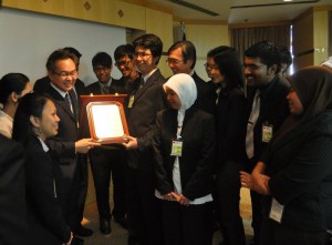 IR. Lim Kok Khong (berkaca mata, tiga dari kiri) menunjukkan anugerah yang dimenangi sambil ditemani pasukan kerjanya selepas menerima sumbangan penghargaan khas daripada Kerajaan Negeri di sini baru-baru ini.