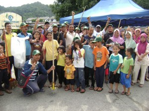 PARA sukarelawan menunjukkan isyarat bagus selepas selesainya program got o n g - ro y o n g mencegah wabak denggi di Taman Perda Telok Kumbar di sini baru-baru ini.