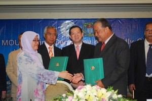 AR. Patahiyah Ismail (kiri sekali) bertukar-tukar memorandum persefahaman dengan Mon Rajawangse Sukhumbhand (dua dari kanan) sambil disaksikan Thirachon Manomaipiboon (dua dari kiri),  Ketua Menteri dan Prof. Dr. P. Ramasamy (kanan sekali) di Dewan Bandaraya Bangkok baru-baru ini.