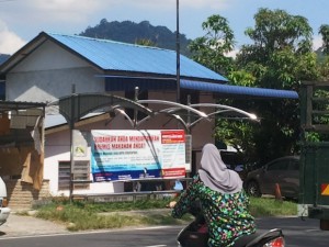 KEADAAN stesen bas yang rosak dan tidak berbumbung di Teluk Kumbar di sini