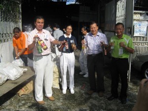 SOON Lip Chee (dua dari kiri) menunjukkan botol-botol terpakaia yang terdapat di Pusat Kitar Semula Tzu Chi untuk dikitar semula di Jalan Mohd. Saad, Bagan di sini.