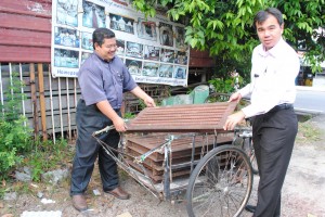 SOON Lip Chee (kanan) dan seorang pegawai MPSP menunjukkan contoh penutup parit yang sering menjadi sasaran pencuri. 