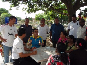 TEOH Seang Hooi (duduk, dua dari kiri) beramah mesra dengan para penghuni rumah pangsa di Jalan Chandra Sharif selepas perasmian Sudut Bersantai di sini baru-baru ini.