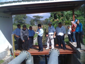 LAWATAN ke rumah pam di Sungai Rambai, Padang Lalang oleh Pengerusi Jawatankuasa Pertanian dan Industri Asas Tani, Pembangunan Luar Bandar dan Tebatan Banjir, Law Choo Kiang (empat dari kanan) bersama wakil dari Jabatan Pengairan dan Saliran (JPS), Ahli Majlis MPSP dan KRT Taman Desa Damai bagi meninjau cadangan mengatasi masalah banjir di kawasan tersebut.