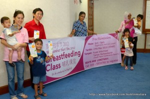 LYDIA Ong Kok Fooi (berdiri, dua dari kiri) bersama-sama ahli jawatankuasa MMPS menunjukkan sepanduk Kelas Khas Penyusuan Ibu dan Bayi di sini baru-baru ini.
