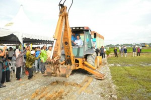 KETUA Menteri menyempurnakan gimik pecah tanah Gelanggang Sukan Rakyat Penaga di sini baru-baru ini.