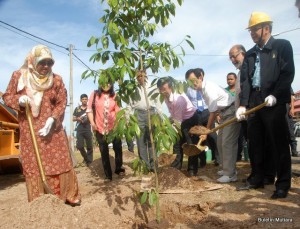 CHOW Kon Yeow (lima dari kiri), Ar. Patahiyah Ismail (kiri sekali) bersama dif-dif jemputan ketika menyempurnakan Majlis Pecah Tanah Taman Mini Balik Pulau di sini baru-baru ini.