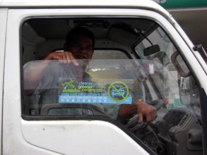 SALAH seorang pemandu lori menunjukkan pelekat ‘Cleener Greener Penang’ yang dilekatkan pada cermin kenderaanya di perkarangan Stesen Minyak Petronas, Jalan Raja Uda, di sini.