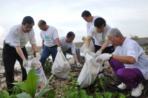 KETUA Menteri (kiri sekali), barisan Exco Kerajaan Negeri dan YDP MPSP, Mokthar Jait (dua dari kiri) bertungkus-lumus memungut sampah pada program Pembersihan Pantai Robina.  