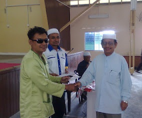 RINGGO Arrow (kiri sekali) menyampaikan sumbangan kepada penerima bantuan zakat PUZ sambil disaksikan Rosidi Hussain (dua dari kiri) pada majlis penyampaian bantuan di sini baru-baru ini.