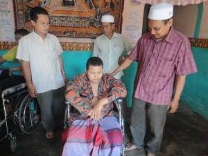 ROSIDI Hussain berbual dengan Mohd. Tarmizi Muhammad Bakor Kapor selepas penyerahan kerusi roda bagi memudahkan pergerakan beliau di sini. 