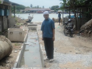 ROSIDI Hussain meninjau kerja-kerja pembinaan saluran air di Kuala Muda di sini baru-baru ini.  