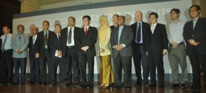 KETUA Menteri bergambar kenang-kenagan bersama antara barisan dif-dif kehormat yang hadir pada Majlis Perasmian Penang Institute di sini baru-baru ini.