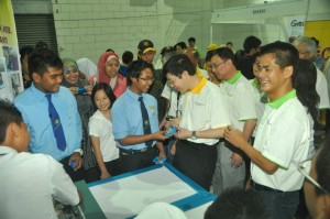 KETUA Menteri meneliti hasil reka cipta pelajar-pelajar tempatan pada penganjuran Pameran Sains Antarabangsa Pulau Pinang di sini baru-baru ini.