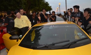 KETUA Menteri (berkemeja kuning) tidak melepaskan peluang mencuba kereta super Lamborghini bersempena Pelancaran PSCC di sini barubaru ini.