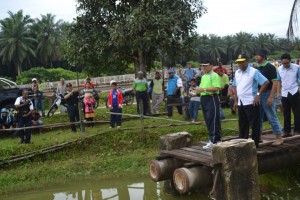 AKSI Mansor Othman ketika menyertai acara memancing ikan air tawar pada penganjuran Hari Ladang Kampung Tun Sardon di sini baru-baru ini. 