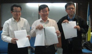 CHOW Kon Yeow (tengah), Jeff Ooi Chuan Aun (kanan) dan Liew Chin Tong (kiri) menunjukkan kajian induk penambahbaikan perkhidmatan pengangkutan awam, Penang Transport Master Plan (inisiatif Kerajaan Negeri) yang dijangka lengkap pada pertengahan Jun ini di sini baru-baru ini