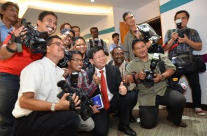 EXCO Kerajaan Tempatan dan Pengurusan Lalulintas, Chow Kon Yeow (barisan depan, tiga dari kiri) bergambar kenangan bersama-sama barisan media. 