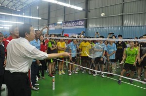 SALAH seorang pemain badminton cilik, Goh Jin Wei (jersi hijau) menerima servis daripada Ketua Menteri bersempena Majlis Pelancaran Gelanggang Badminton di bawah Projek Komuniti LA21 MPSP di sini baru-baru ini.