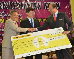 SETIAUSAHA Kerajaan Negeri, Datuk Farizan Darus (kanan sekali) menerima replika cek pemberian bonus sebanyak setengah bulan gaji atau minimum RM800 kepada kakitangan Kerajaan Negeri Pulau Pinang pada Majlis Perhimpunan Anggota Perkhidmatan Awam Negeri Pulau Pinang Bersama Y.A.B. Ketua Menteri Kali Kedua Tahun 2011 di sini hari ini.