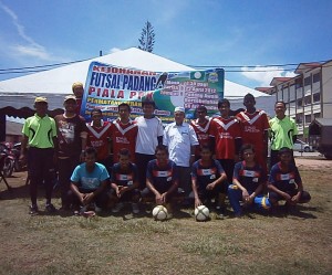 ARSHAD Md. Salleh (berdiri, lima dari kanan) bergambar kenang-kenangan dengan salah sebuah pasukan yang menyertai Kejohanan Futsal Padang di Padang Awam bersebelahan Sekolah Kebangsaan Ara Rendang di sini baru-baru ini.