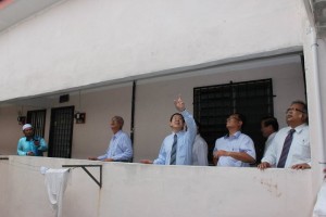 KETUA Menteri, Lim Guan Eng (tengah) memantau keadaan rumah pangsa di Taman Bukit Minyak yang mengalami kerosakan akibat angin ribut baru-baru ini. 