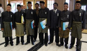 BEBERAPA orang Pekerja Am MPPP yang menerima pingat penghargaan daripada Tuan Yang Terutama (TYT) Negeri Pulau Pinang tahun lalu. 