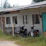 KEADAAN rumah panjang usang yang menjadi penempatan sementara penduduk Kampung Pisang Awak sejak lapan tahun lalu. 