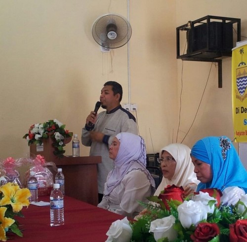 MOHD. Tuah Ismail (berdiri) ketika menyampaikan ucapan alu-aluan beliau kepada para tetamu bersempena penganjuran Majlis Sepetang Bersama Wanita di Pulau Pinang di sini baru-baru ini.