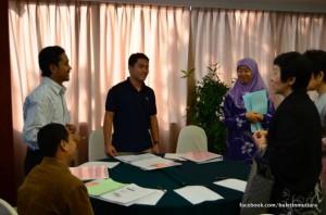 LYDIA Ong Kok Fooi (kanan sekali) ditemani wakil KANITA, Aloyah Bakar (dua dari kanan) beramah mesra dengan peserta Bengkel Latihan Memandu GRB di sini baru-baru ini.