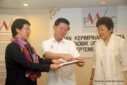 LYDIA Ong Kok Fooi (kiri sekali) berkongsi maklumat dengan Chow Kon Yeow (tengah) mengenai pembabitan wanita dalam urus tadbir bersempena Latihan Kepimpinan Wanita Dalam Tadbir Urus Tempatan anjuran PWDC di sini baru-baru ini.
